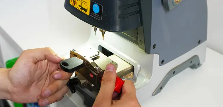 Key cutting machine